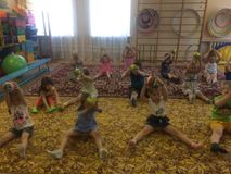 НДС 1 группа Котятки тянется на зарядке